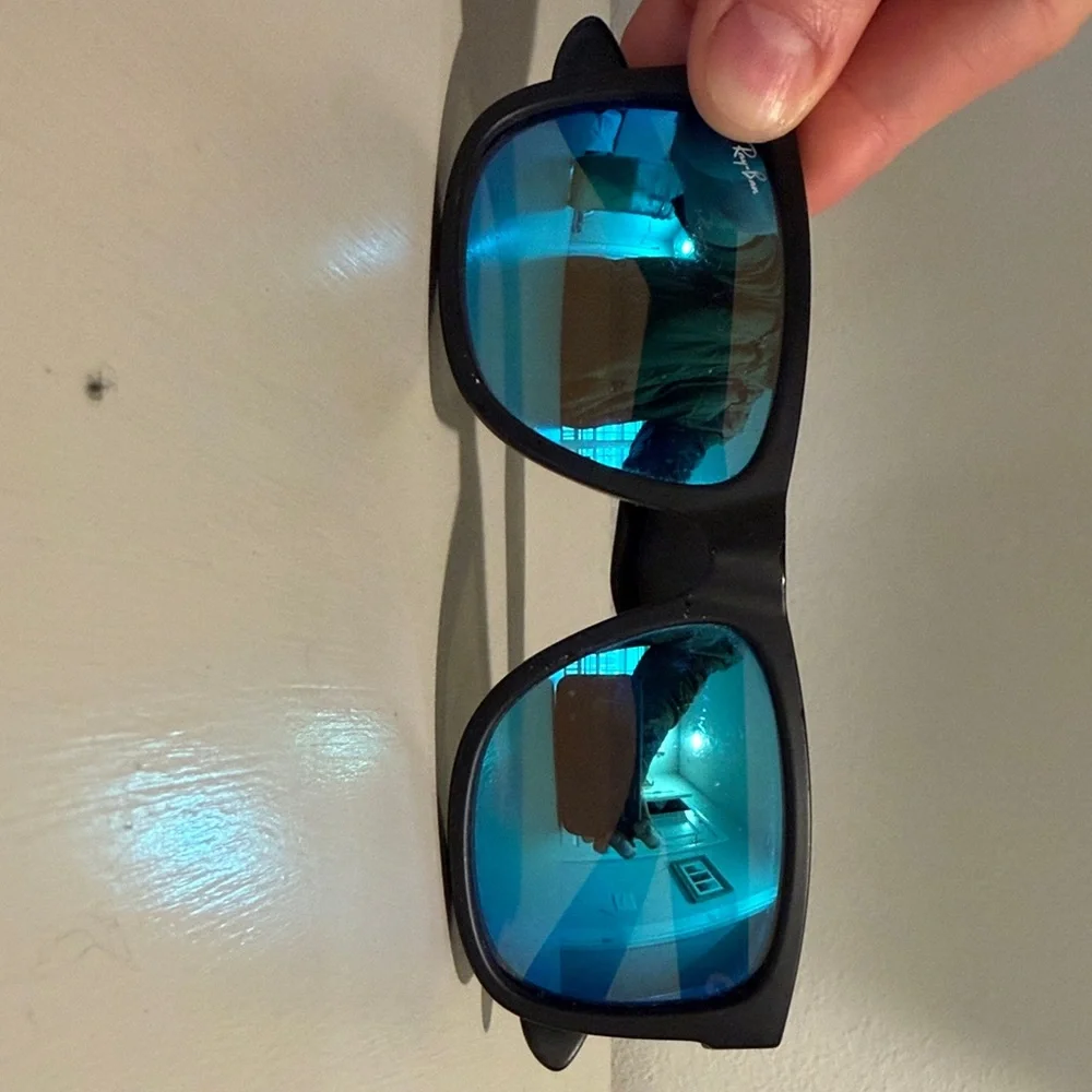Ray BanSunglasses with Blue Mirrored Lenses - Picture 1 of 9